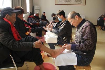 臨沂市部分企業組團到凱旋老年養護院獻愛心