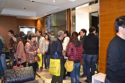 "搶金三"置業(yè)熱情高 百余網(wǎng)友到場再掀購房潮